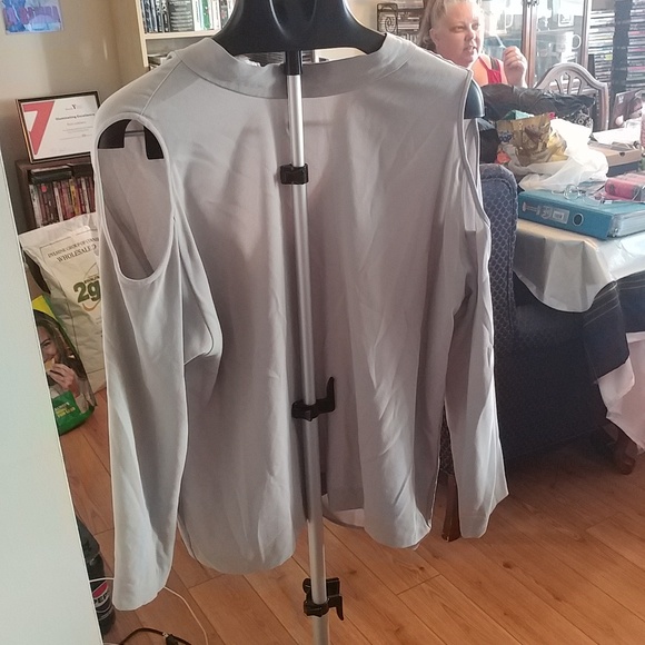 10/$10 Wilfred Grey Cold Shoulder Top 1X - Picture 5 of 5